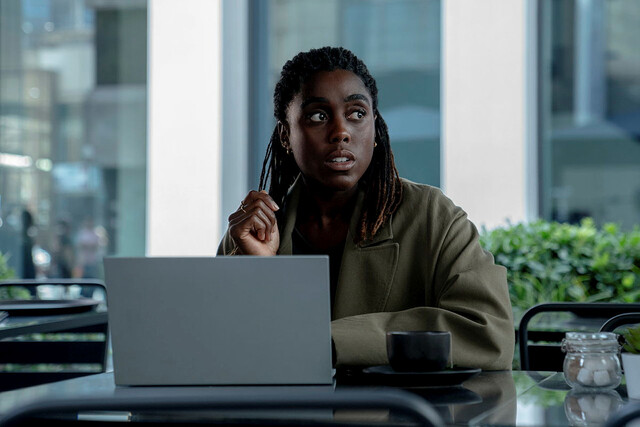Sie jagt den Schakal: MI6-Agentin Bianca Pullman (Lashana Lynch) nutzt Netz und Waffenexpertise.