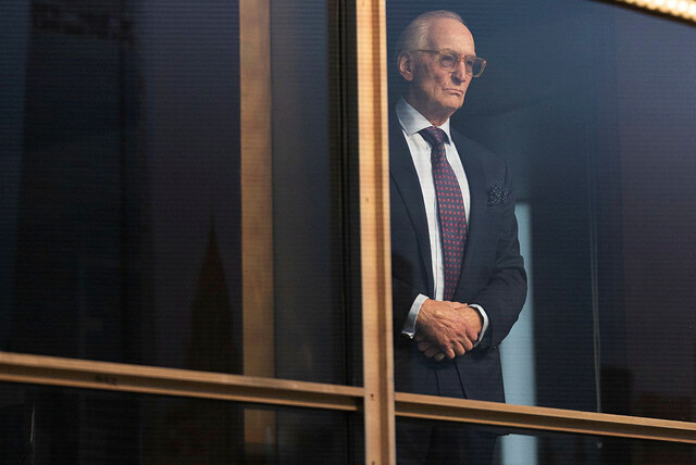 Strippenzieher im Wolkenkratzer: Banker Winthrop (Charles Dance) hat den Schakal gebucht.